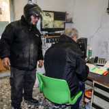 L�uomo ci invita a entrare e, mentre prende un�ordinazione...